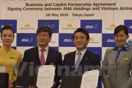 越航总经理与全日空控股株式会社首席执行官签署战略合作协议（图片来源：越通社）