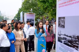 游客参观图片展（图片来源：越通社）