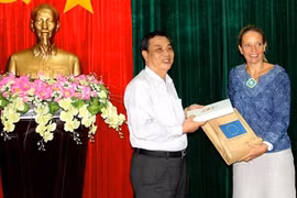 西南部指导委员会副主任阮忠孝向德芬妮·马拉德赠送纪念礼物（图片来源：越通社）