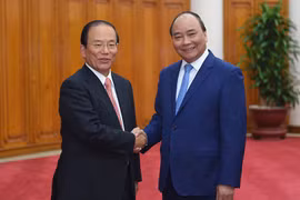 越南政府总理阮春福在政府总部会见了日本国际协力机构（JICA）国有企业及银行业结构调整咨询委员会主任武藤•敏郎