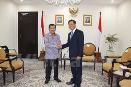 越南驻印度尼西亚特命全权大使黄英俊与印度尼西亚副总统优素福·卡拉（图片来源：越通社）