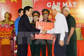 越南国家主席张晋创向被敌人逮捕和监禁的北部地区老革命战士赠送礼物
