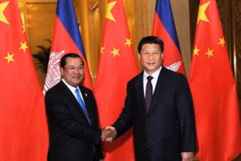 中国国家主席习近平（右）与柬埔寨首相洪森（左）（图片来源：thecambodiaherald.com)