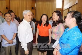 越共中央总书记阮富仲与选民接触。（图片来源：越通社）