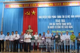 越南通讯社社长阮德利率团走访慰问广治省赵峰县优抚家庭，并向其赠送礼物。