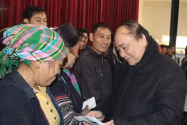 阮春福副总理走访慰问老街省沙巴县同胞，并向他们赠送礼物。