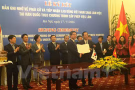 关于按照韩国外国人雇用许可制（EPS）接受越南劳动者的常规备忘录签署仪式。