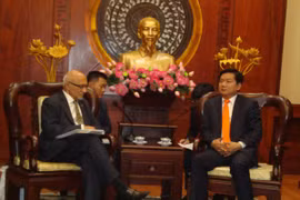 胡志明市市委书记丁罗升会见美国商务部助理部长阿伦·库玛。