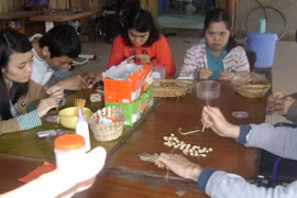 残疾人参加职业技术培训班。