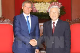 越共中央总书记阮富仲会见罗马尼亚总理达契安•乔洛什