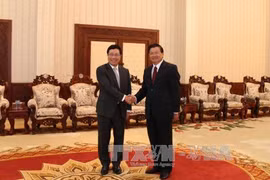 越南政府副总理兼外长范平明与老挝政府总理通伦•西苏里。