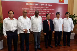 劳尔•卡斯特罗特使萨尔瓦多•瓦尔德斯•梅萨同Agribank领导合影（图片来源于《越南农业电子报》）