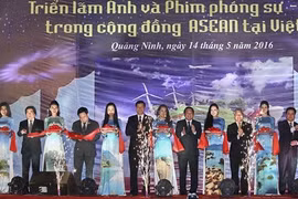 东盟共同体图片展暨纪录片展播开幕式（图片来源：baogiaothong.vn）