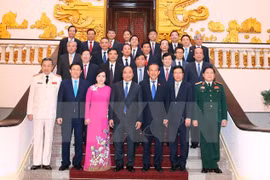 阮春福总理与新一届政府成员合影（图片来源：越通社）