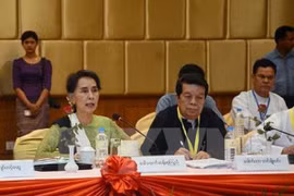 缅甸国家顾问昂山素季（左）与21世纪“彬龙会议”筹委会主席亭缪温（右）。