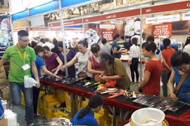泰国展位吸引众多参观者驻足购买。