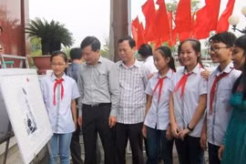省领导代表和学生们​参观图片展