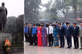 河内市领导人向列宁塑像敬献花圈纪念俄罗斯十月革命胜利99周年（图片来源于《越南之声广播电台》）