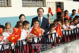 越南国家主席陈大光与夫人参观古巴哈瓦那阮文追小学校（图片来源：越通社）