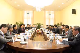 附图：越共中央书记处常务书记丁世兄4月11日与老挝政府副总理潘坎•维帕万举行会谈（图片来源：越通社）