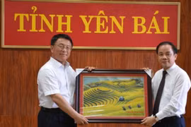 安沛省人民委员会常务副主席谢文龙向中国国家民族事务委员会代表团赠送礼物。