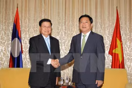 胡志明市市委书记丁罗升会见老挝人民民主共和国总理通伦·西苏里（图片来源：越通社）