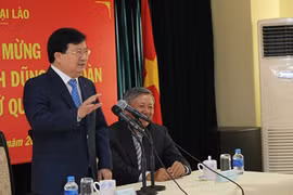 越南政府副总理郑廷勇走访慰问越南驻老大使馆及代表机构工作人员（图片来源：VGP）