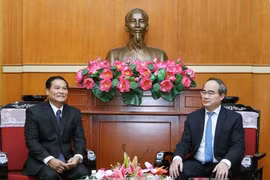 越南祖国阵线中央委员会主席阮善仁会见了正在访越的老挝建国阵线中央副主席占塔翁。