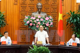 越南政府总理阮春福与广南省领导在政府总部举行工作座谈会（图片来源：越通社）