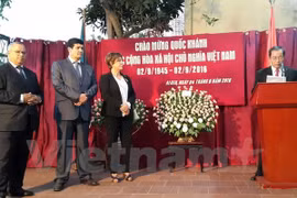越南驻阿大使馆临时代办阮越河在招待会上致辞。