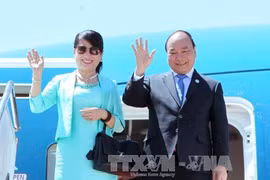 越南政府总理阮春福同夫人离开蒙古首都乌兰巴托。（图片来源：越通社）