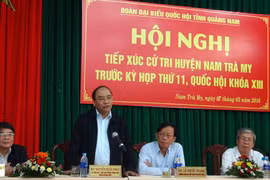 越南政府副总理阮春福接触广南省南茶美山区县选民（图片来源：越通社）