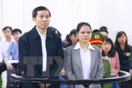 在法庭上的被告人阮友荣和阮氏明翠（图片来源：越通社）