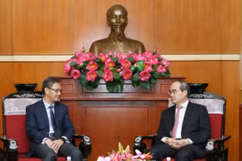 越共中央政治局委员、越南祖国阵线中央委员会主席阮善仁在河内会见了前来拜会的老挝新任驻越南特命全权大使通沙万•丰威汉。