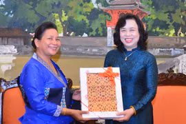 河内市委常务副书记吴氏青姮会见老挝万象妇女联合会主席坎菲·拉沙梅（图片来源：hanoimoi.com.vn) 