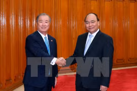 越南政府总理阮春福会见日本工商会下属湄公河经济合作委员会主席小林洋一（图片来源：越通社）