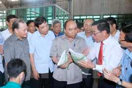 阮春福总理莅临太平省实地考察新农村建设情况（图片来源：越通社）