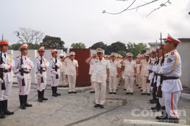 胡志明市委、人民议会、人民委员会、祖国阵线委员会领导代表前往该市烈士陵园敬香及敬献花圈。