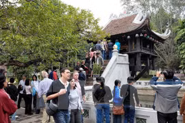 游客们参观河内市一柱寺。