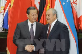 乌兹别克斯坦外长阿卜杜勒阿齐兹·卡米洛夫（右）与中国外长王毅（左）