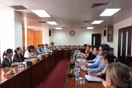 越南劳动总联合会副主席阮氏秋红会见澳大利亚政治交流理事会代表团。（图片来源：http://laodong.com.vn）
