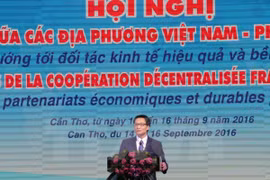 越南政府副总理武德儋在会上致辞。