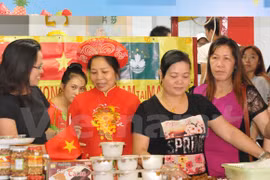 越南驻中国香港和澳门副总领事武芝梅在越南展位（图片来源：越通社）