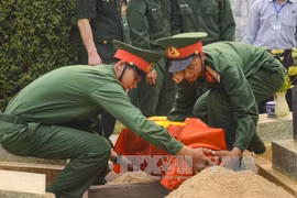 奠边省为27名在老挝牺牲的越南志愿军烈士举行追悼会（图片来源：越通社）
