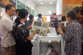河内市资料展区吸引众多读者（图片来源：越通社）