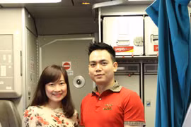 越捷航空公司将向女乘客致以最美好的祝愿以及赠送伊夫·黎雪化妆品礼品券。