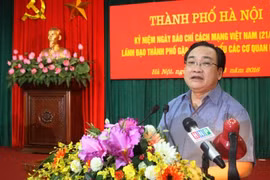 河内市市委书记黄忠海在见面会上发表讲话（图片来源：http://thethaongaynay.vn/）