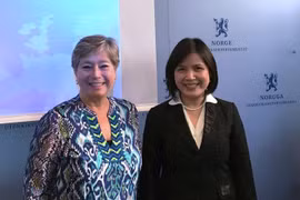 挪威外交部国务秘书思科根与越南驻挪威大使黎氏雪梅（图片来源：越南驻挪威大使馆）