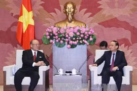 越日友好议员小组主席苏辉瑞会见日越友好议员联盟特别顾问武部勤（图片来源：越通社）