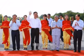 和中桥与胡志明公路南根至地美路段通车仪式。